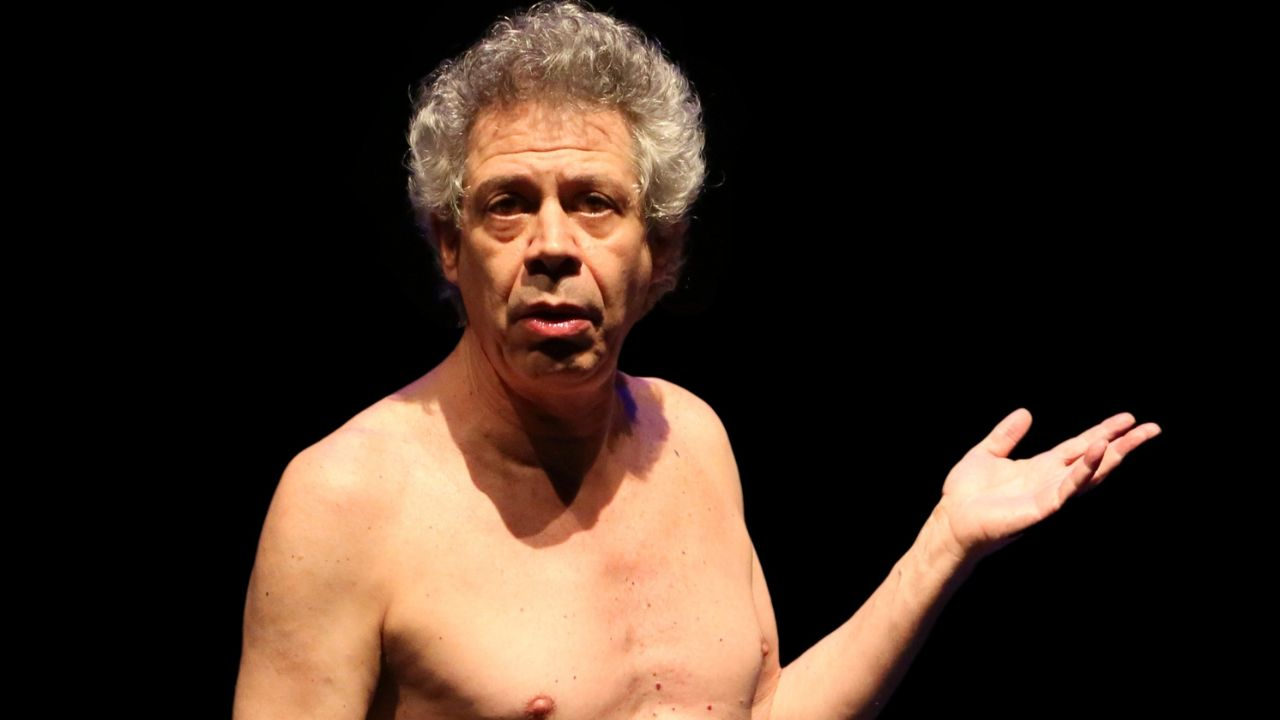 Hugo Possolo celebra 45 anos de carreira com o solo “Idiota Convicto”