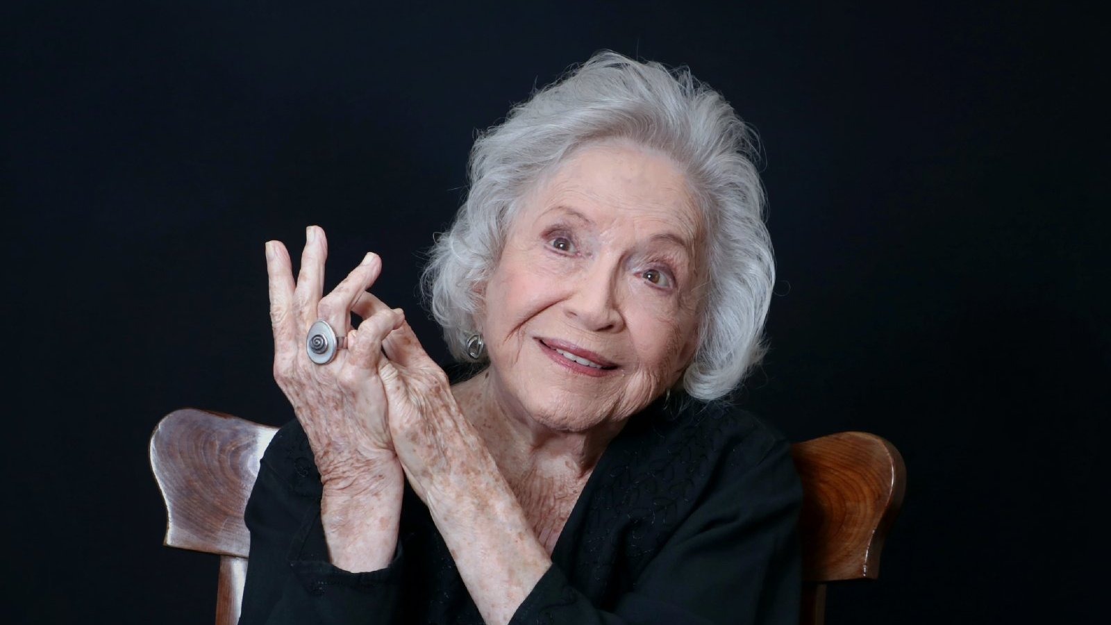 Aos 97 anos, Nathalia Timberg estreia peça escrita para ela sobre uma atriz que mora no teatro
