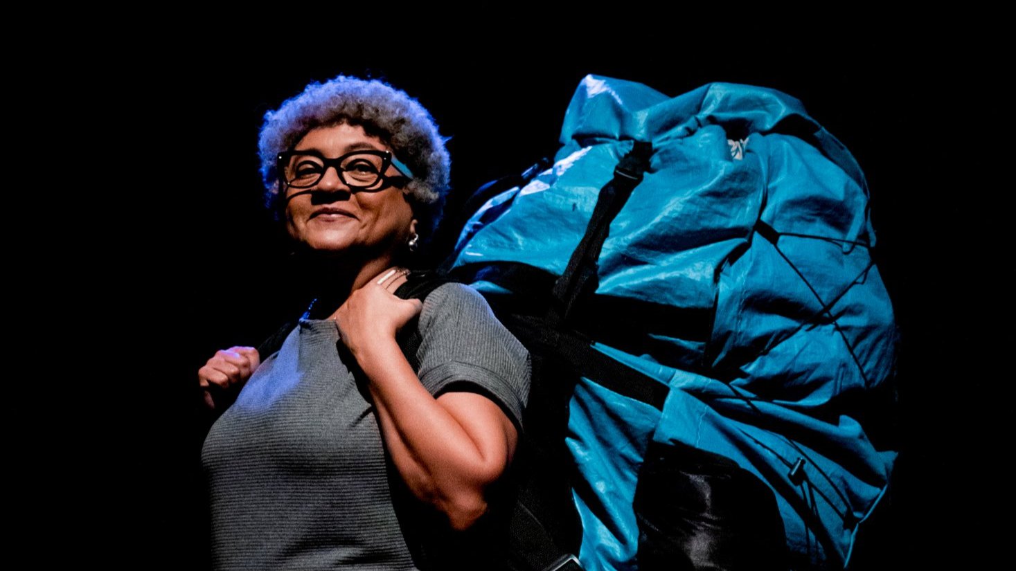 ”Egoísta”, peça sobre a nômade de 64 anos que já passou por 60 países, estreia em São Paulo