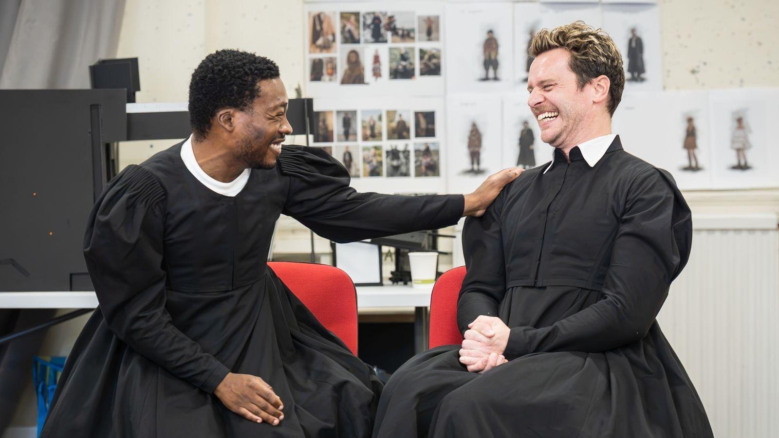 Jonathan Groff interpreta Rosalind em Shakespeare e montagem só com homens ganha leitura queer