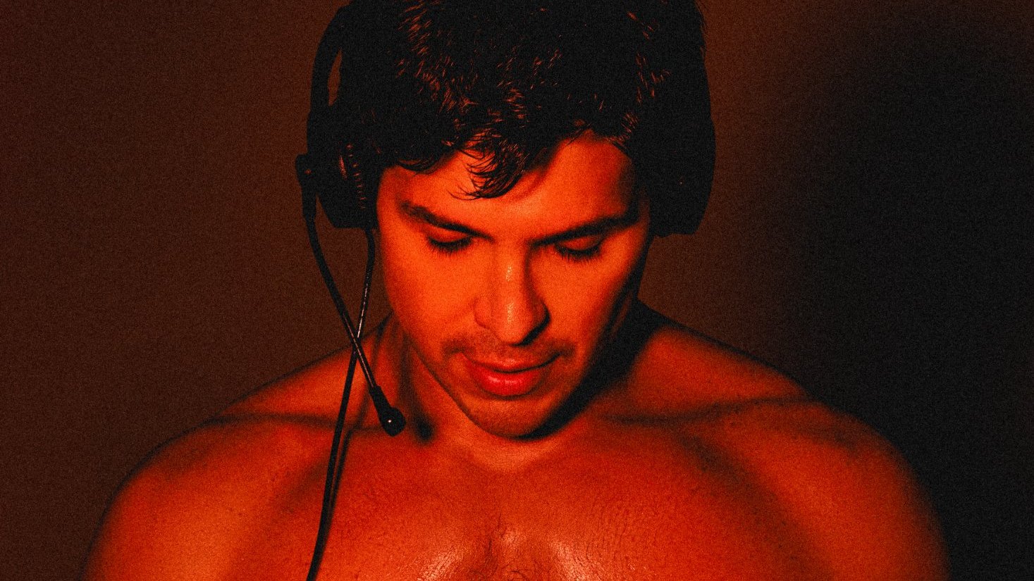 Peça feita de ligações reais a um telefone de apoio LGBTQIAPN+ estreia no Brasil com Igor Cosso