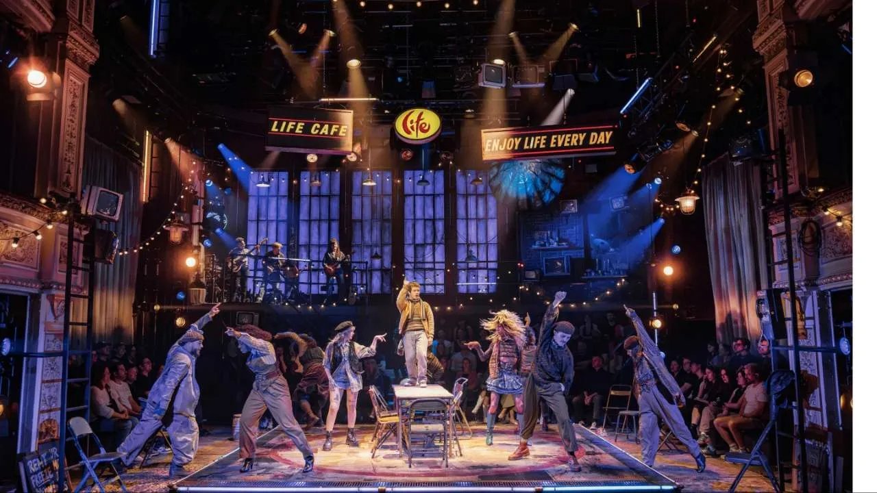 ”Rent” faz 30 anos e volta ao West End com Gaten Matarazzo, de ”Stranger Things”